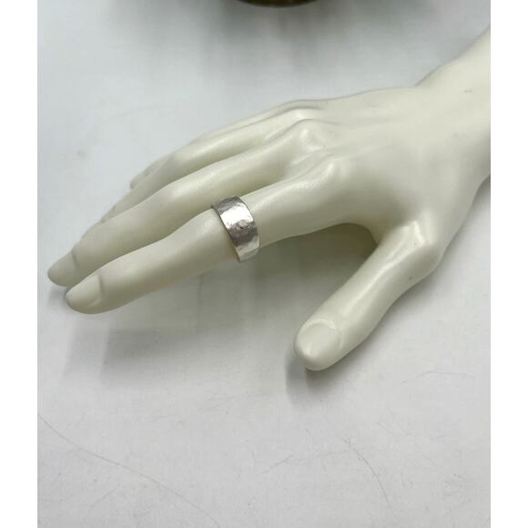 Kendra Scott Silver Plated Hammered‎ Band Ring Sz 7.25 - Picture 1 of 10